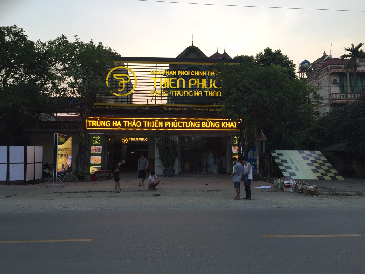 Thi công , Làm biển hiệu cửa hàng - biển hiệu led tại Hà Nội